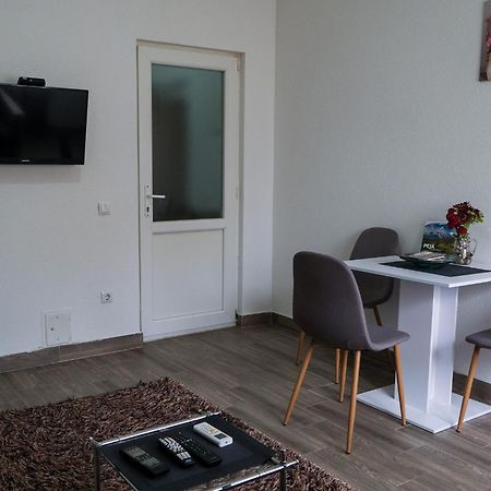 Cozy Spacious Apartment Печ Екстер'єр фото