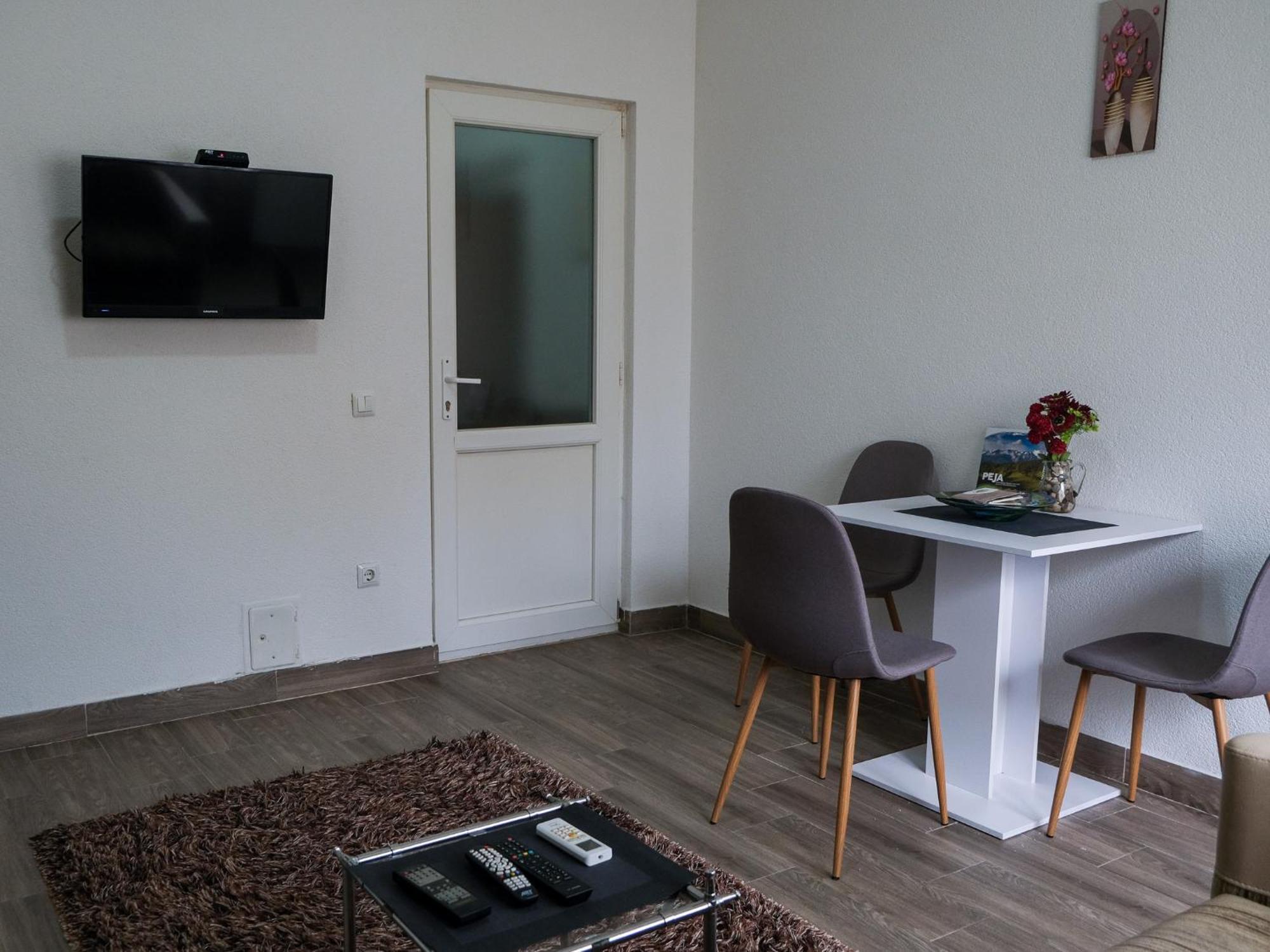 Cozy Spacious Apartment Печ Екстер'єр фото